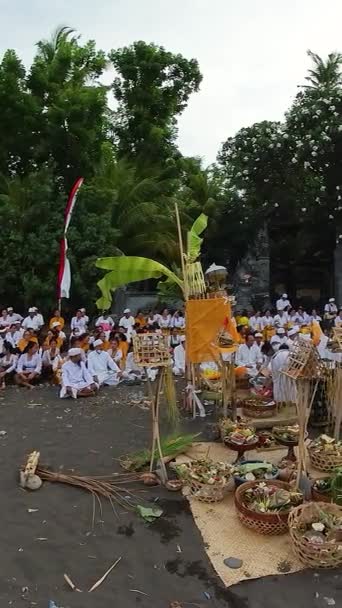 Bali Sep 2022 Ceremonia Religiosa Balinesa Playa Atardecer Indonesia Ceremonia — Vídeo de stock