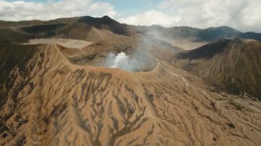 Mountain Bromo aktif volkan krateri Doğu Jawa, Endonezya 'da. Gunung Bromo Dağı, Tengger Semeru Ulusal Parkı 'nda aktif bir volkandır. 4K video. Hava görüntüleri.