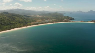 Tropikal adalar, dağlar ve plajların havadan görünümü drone. Nacpan, El Nido, Palawan, Filipinler. Tropikal plaj ve adalar ile Deniz Manzarası. Yaz ve seyahat tatili konsepti