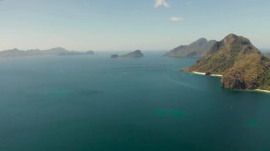 Mavi deniz ve plajları ve dağları olan tropik adaların havadan görünüşü. Tropikal kayalık adaları, okyanus mavisi suları olan deniz burnu. El nido, Filipinler, Palawan.