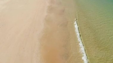 havadan görünümü Tropik kumlu plaj ve açık su ile deniz, metin için alan. Dalgalar ve sarı plaj ile Okyanus. Yaz ve seyahat tatili konsepti