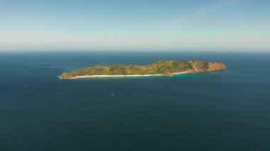 Plajı ve mavi suyu olan tropik adanın havadan görünüşü. adalar ve dağlarla kaplı tropikal ormanlar. El nido, Filipinler, Palawan. Yaz ve seyahat tatil konsepti
