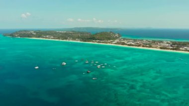 Turistli tropik plaj ve açık mavi deniz manzaralı. Yaz ve seyahat tatili konsepti. Boracay, Filipinler