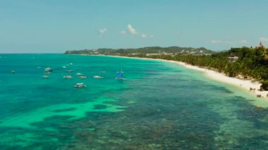 Turistli tropik plaj ve açık mavi deniz manzaralı. Yaz ve seyahat tatili konsepti. Boracay, Filipinler