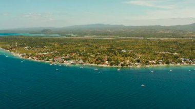 Mercan resiflerinin yanında oteller ve dalış tekneleri, Moalboal, Filipinler. Hava manzarası, yaz ve seyahat konsepti.