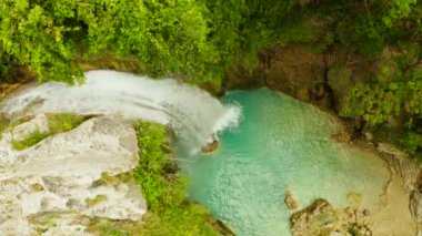 Yeşil ormanda güzel bir şelale, üst manzara. Dağ ormanlarında tropik Inambakan Şelaleleri, Filipinler, Cebu. Tropikal ormanda şelale.