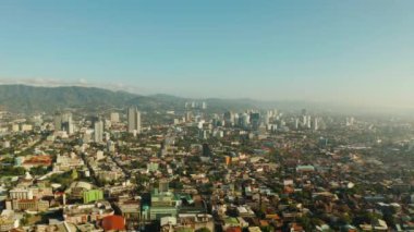 Cebu City, Cebu adasının büyük bir şehri, sabah erken saatlerde gökdelenleri ve konut binaları var. Filipinler.