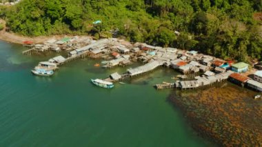 Balıkçı köyünde denizin üzerinde duran eski ahşap ev. Filipinler, Palawan 'daki Balabac Adası' ndaki şehir limanı.