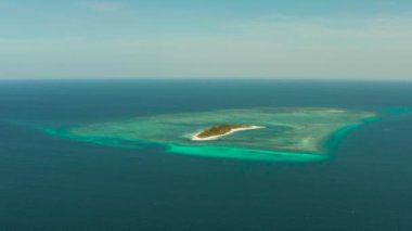 Seyahat konsepti: yukarıdan mercan resifinin yanında kumlu güzel bir sahil üzerinde tropikal bir ada. Canimeran Adası ve mercan resifi. Yaz ve seyahat tatil konsepti.