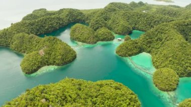 Mavi deniz lagünü hava manzaralı tropik manzara, Ulusal Park, Siargao Adası, Filipinler. Yaz ve seyahat tatil konsepti.
