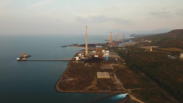 空中ビュー海上の発電所 ジャワ島 インドネシアの大規模な産業用発電所 発電所のケーブルとワイヤー 空中映像 — ストック動画