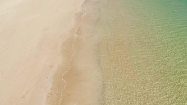 Luchtfoto Tropisch Zandstrand Zee Met Helder Water Ruimte Voor Tekst — Stockvideo