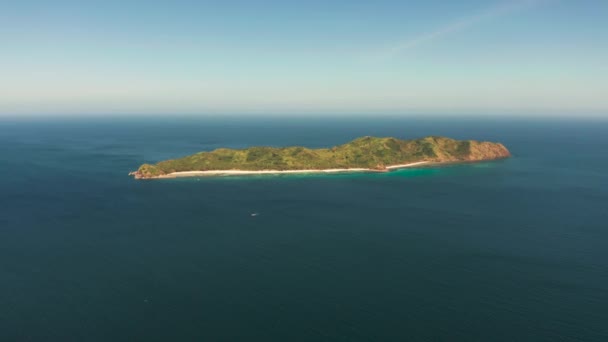 Widok Lotu Ptaka Tropikalnej Wyspy Plażą Błękitną Wodą Wyspa Góry — Wideo stockowe