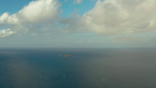 Blauwe Zee Oppervlak Blauwe Lucht Met Wolken Eilanden Pescador Bovenaanzicht — Stockvideo