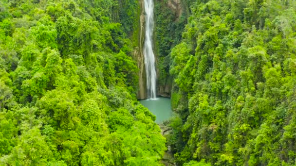 Cascata Mantayupan Falls Floresta Profunda Drone Aéreo Cachoeira Selva Tropical — Vídeo de Stock