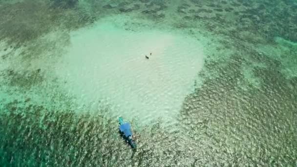 Піщаний Пляж Туристами Кораловому Атолі Бірюзовій Воді Зверху Літо Туристична — стокове відео