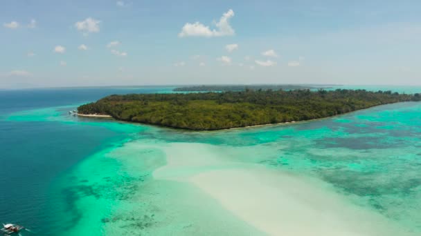 Wyspa Piaszczystą Plażą Lazurową Wodą Otoczona Rafą Koralową Atolem Widok — Wideo stockowe