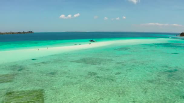 熱帯の島のターコイズブルーの水でラグーンの白い砂浜 Mansalangan砂州 環礁のビーチ 夏と旅行の休暇のコンセプト フィリピンパラワン州バラバック — ストック動画