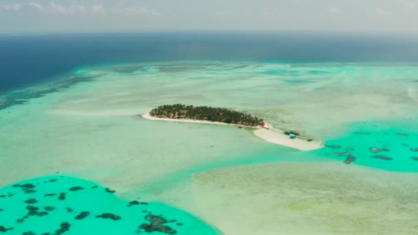 Tropik Manzara Güzel Plajı Olan Küçük Bir Ada Yukarıdan Turkuaz — Stok video