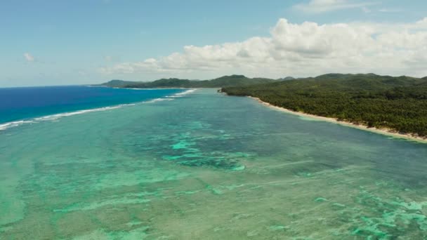 砂浜と波とサンゴ礁のトップビューと海と熱帯の島 夏と旅行の休暇のコンセプト — ストック動画