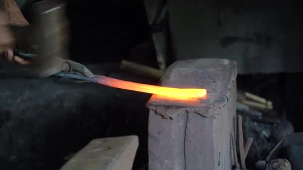鍛冶屋は鍛造物に赤い熱した鉄を鍛造します フォージ内の悪魔 — ストック動画
