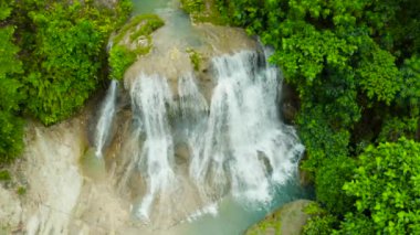 Lusno Şelaleleri 'nin tropik Filipinler' deki bir dağ geçidinde hava manzarası. Tropikal ormanda şelale.