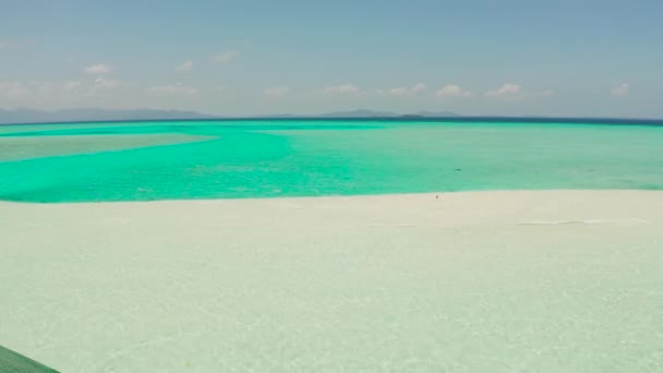 波とターコイズブルーの水と熱帯砂のビーチ テキスト 空中ビューのためのスペースをコピーします ラグーンの海水面 透明ターコイズブルーの海水面 背景色 — ストック動画