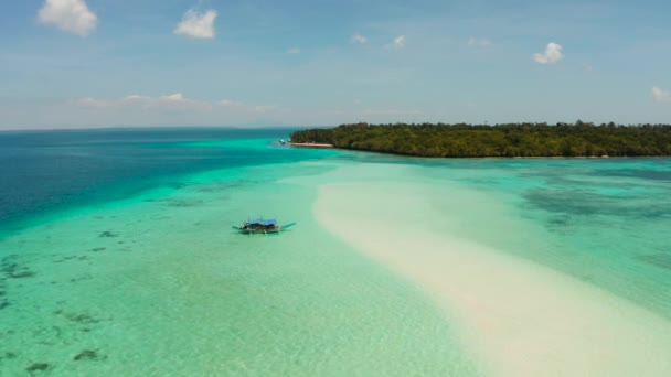 Mavi Sularda Güzel Bir Plajı Mercan Resifleri Adası Olan Tropik — Stok video