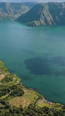 Toba adasının tropik manzarası ve Sumatra dağlarındaki Samosir adası. Endonezya.