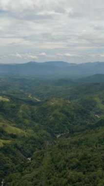 Yağmur ormanları ve ormanla kaplı dağ yamaçlarının üst manzarası. Sumatra, Endonezya.
