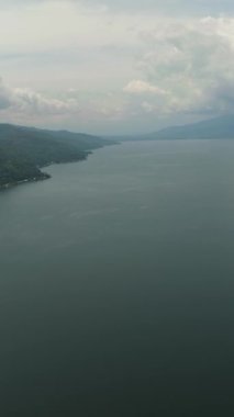 Batı Sumatra, Endonezya 'daki dağlar arasında Singkarak Gölü' nün havadan görünüşü.