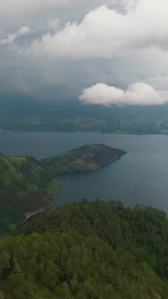 Toba Gölü Samosir Adası Nın Havadan Görünüşü Dağlarda Yollar Bitkiler — Stok video