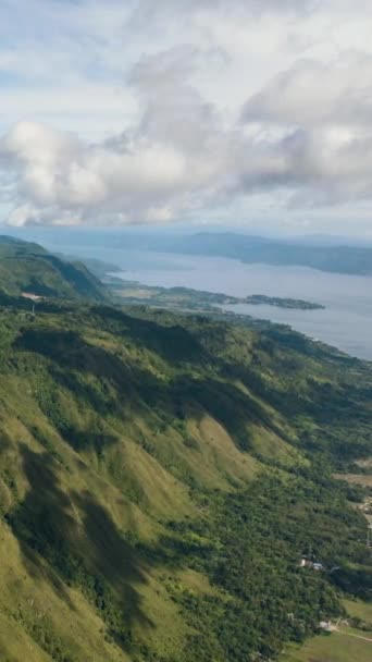 鳥羽湖とサモシル島は 早朝から上から眺めることができます スマトラ インドネシア — ストック動画