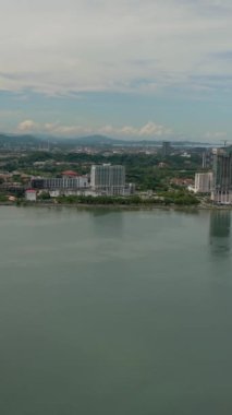 Denizden Kota Kinabalu şehrinin manzarası. Borneo, Sabah, Malezya.