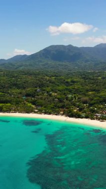 Tropikal kumlu ve mavi okyanuslu deniz burnu. Pagudpud, Ilocos Norte, Filipinler.