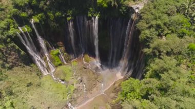 Tropik Endonezya 'daki güzel Coban Sewu şelalesi. Hava görüntüsü: yağmur ormanı hava görüntülerinde şelale dikimi