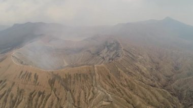 Aktif volkan Bromo ve dumanı tüten krater. Hava manzaralı volkan krateri ve dağlar Tengger Semeru ulusal parkı. hava görüntüleri