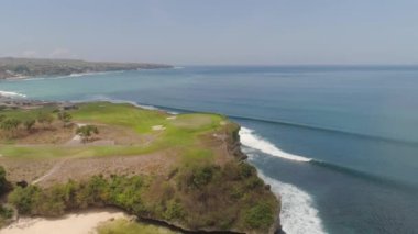 Okyanusa karşı Cape 'deki hava manzaralı golf sahası. Kıyı şeridindeki tropikal adada golf sahası.