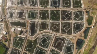 Karides çiftliği, karides çiftliği ve havalandırma pompalı okyanus yakınında oksijen suyu. Balık, karides ve diğer deniz ürünleri yetiştiren göletli balık çiftliği. Balık kuluçka göleti havadan görünüşlü su kültürü.