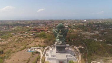 Gökyüzü manzaralı heykel Hindu tanrı garuda wisnu kencana heykeli, Bali. Girişteki heykel Garuda Wisnu Kencana Kültür Parkı.