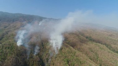 Yamaçlardaki hava manzaralı orman dumanı. Endonezya 'nın tropikal ormanlarında vahşi bir yangın. Güneydoğu Asya 'da doğal afet yangını