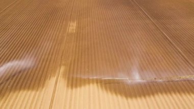 Merkez pivot fıskiye sistemini kullanarak havadan görüntü ekin sulama makinesi. Tarım arazilerini sulayan bir sulama rotası. Sulama sistemi tarım arazilerini suluyor.