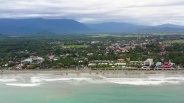Filipinler, Baler 'de turist ve sörfçülerin olduğu kumsal. Otelli sahil şeridi. Sabang Sahili, Baler, Aurora, Filipinler. Yaz ve seyahat tatil konsepti.