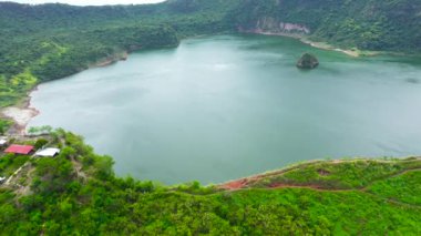 Taal, Filipinler 'de krater gölü olan aktif bir volkandır. Tagaytay, Filipinler.