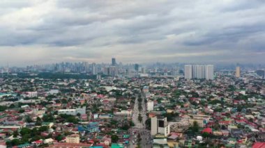 Manila şehrinin panorama manzarası. Gökdelenler ve büyük bir şehirdeki iş merkezleri. Seyahat tatili kavramı