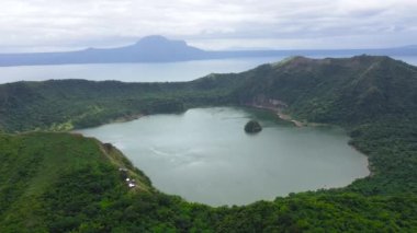 Aktif Taal volkanı ve yukarıdan krater manzaralı yeşil göl. Tagaytay Filipinleri. Yeşil göl, Taal Volkanı. Seyahat tatili kavramı