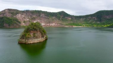 Aktif Taal volkanı ve yukarıdan krater manzaralı yeşil göl. Tagaytay Filipinleri. Yeşil göl, Taal Volkanı. Seyahat tatili kavramı