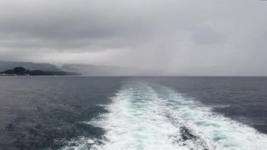 Feribotun arkasında köpüren su izi. Su yüzeyi hızlı hareket eden feribotun arkasında. Seyahat tatili kavramı.