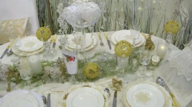 Geleneksel olarak dekore edilmiş Noel masası. Noel kavramı, yeni yıl, yemek.