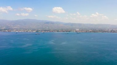 Zamboanga şehrinin liman ve gemileriyle hava aracı. Zamboanga Yarımadası 'nın ticaret ve sanayi merkezi. Mindanao, Filipinler.